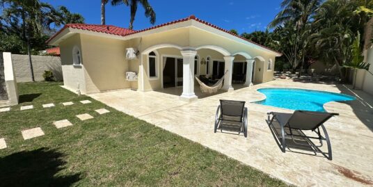 Upgraded 3-Bedroom Luxury Villa – Walk to the Beach